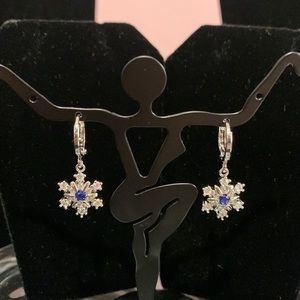 1219.🎄Silver and Blue Rhinestone Snowflake Earrings